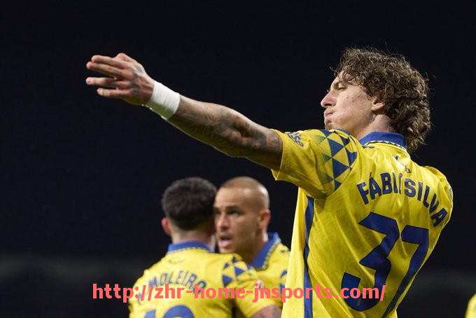 江南综合体育-意甲与德甲著名足球队实力与风格对比解析